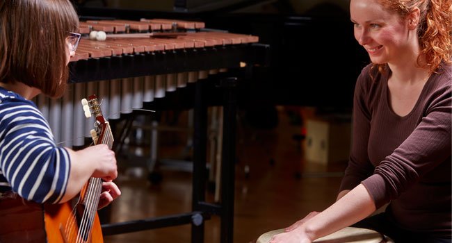 Information om uddannelsen Professionsrettet Musikanvendelse (PROMUSA) samt workshop om musikterapi (København)