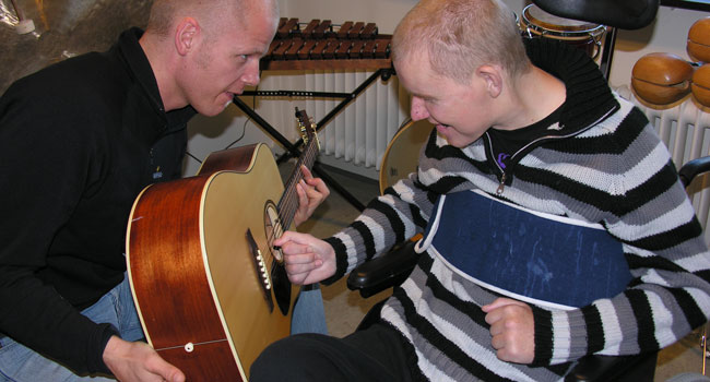Musikterapi: Musikterapeut og mand med hjerneskade
