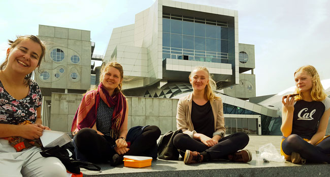 Musikterapistuderende foran musikkens hus i Aalborg