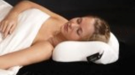 Forskningsprojekt om Musiklyttepuder anvendt i musikterapi. Kvinde hviler på en musiklyttepude.